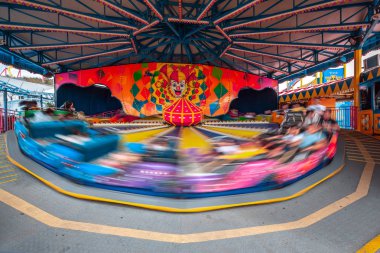 Hong Kong - 29 Kasım 2018, eğlence parkı ile carousels gündüz sırasında