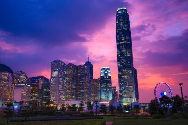 Bulutlar üzerinde gece, Hong Kong aydınlatma ile modern şehir 