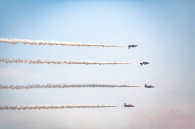 Açık mavi gökyüzü, Aero gösterisi sırasında gündüz