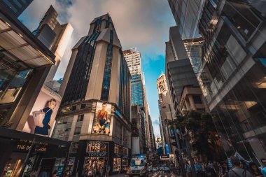 10 Ağustos 2017 - Tsim Sha Tsui, Hong Kong: İnsan kalabalığı ile sokak görmek