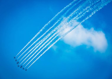 Açık mavi gökyüzü, Aero gösterisi sırasında gündüz