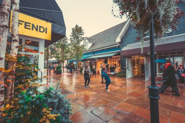 Bicester Village sırasında gündüz, Oxfordshire, İngiltere