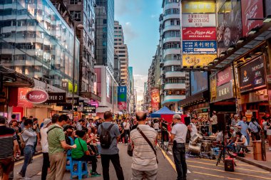 Evler ve dükkanlar, 19 Kasım, 2016 - Tsim Sha Tsui, Hong Kong ile kalabalık sokak 