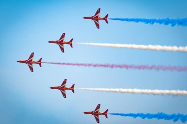 Açık mavi gökyüzü, Aero gösterisi sırasında gündüz