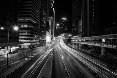 Hong Kong şehrinin gece görünümünde gökyüzü, siyah beyaz resim 