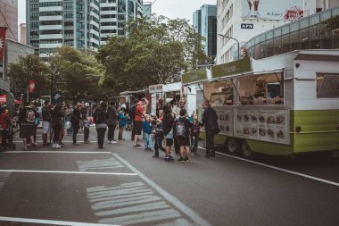 İnsanlar ve taşıma sırasında gündüz, Hong Kong ile modern sokak
