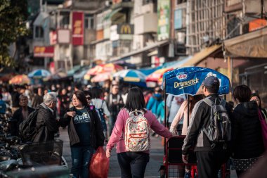 Yayalar ve dükkanlar sırasında gündüz, Hong Kong