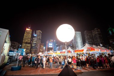 Hong Kong, Çin - 26 Ekim 2018: Hong Kong şarap ve Dine Festivali 10th edition, insanlar yiyecek, içecek ve eğlence hemen yanında çarpıcı Victoria Limanı manzarası keyfini çıkarın.