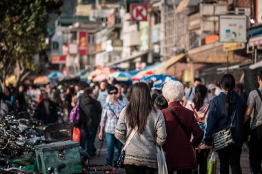 Yayalar ve dükkanlar sırasında gündüz, Hong Kong