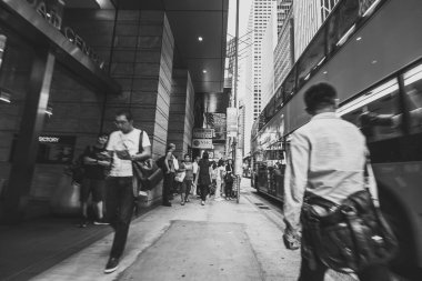 Siyah beyaz görüntü kalabalık Hong Kong sokakların 