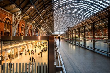 21 Ekim 2017 - Kings Cross Station, Londra: İç ve dış görünümü Kings Cross İstasyonu ve Londra, İngiltere'de alışveriş