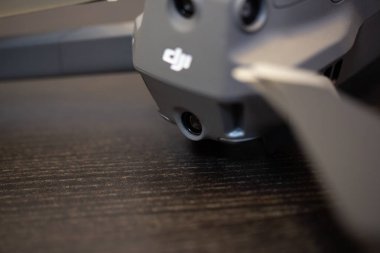 ahşap yüzeyde dronun görünümü kadar kapatın 