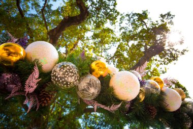 Noel süsleri olan Hong Kong sokak 