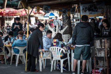 Yayalar ve dükkanlar sırasında gündüz, Hong Kong