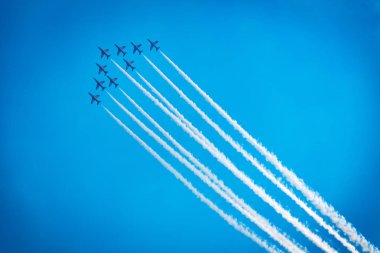 Açık mavi gökyüzü, Aero gösterisi sırasında gündüz