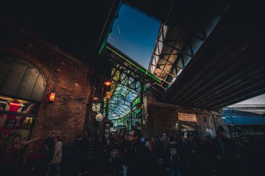 21 Ekim 2017 - Kings Cross Station, Londra: İç ve dış görünümü Kings Cross İstasyonu ve Londra, İngiltere'de alışveriş