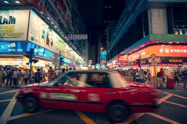 10 Ağustos 2017 - Tsim Sha Tsui, Hong Kong: İnsan kalabalığı ile sokak görmek