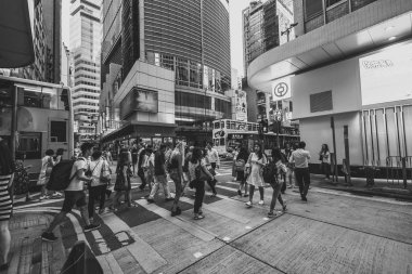 Siyah beyaz görüntü kalabalık Hong Kong sokakların 