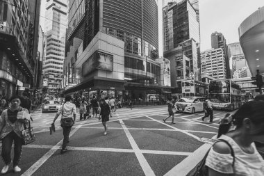Siyah beyaz görüntü kalabalık Hong Kong sokakların 
