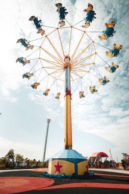 Hong Kong - 29 Kasım 2018, eğlence parkı ile carousels gündüz sırasında