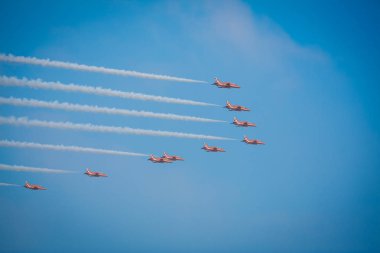 Açık mavi gökyüzü, Aero gösterisi sırasında gündüz