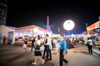Hong Kong, Çin - 26 Ekim 2018: Hong Kong şarap ve Dine Festivali 10th edition, insanlar yiyecek, içecek ve eğlence hemen yanında çarpıcı Victoria Limanı manzarası keyfini çıkarın.