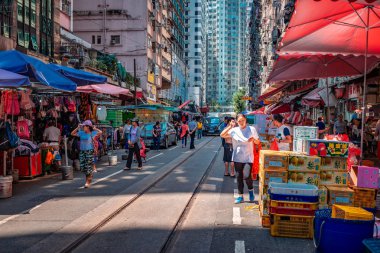 10 Ağustos 2017 - Tsim Sha Tsui, Hong Kong: İnsan kalabalığı ile sokak görmek