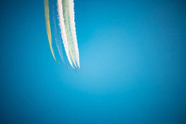Açık mavi gökyüzü, Aero gösterisi sırasında gündüz