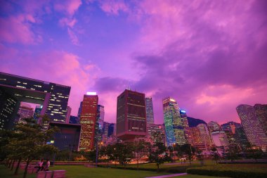 Bulutlar üzerinde gece, Hong Kong aydınlatma ile modern şehir 