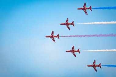Açık mavi gökyüzü, Aero gösterisi sırasında gündüz