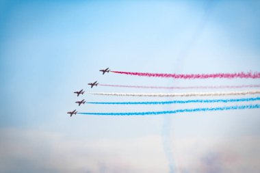 Açık mavi gökyüzü, Aero gösterisi sırasında gündüz