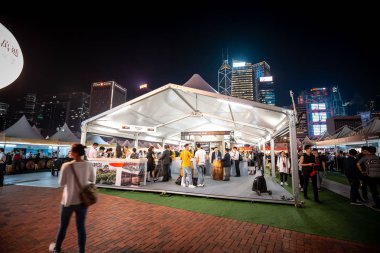 Hong Kong, Çin - 26 Ekim 2018: Hong Kong şarap ve Dine Festivali 10th edition, insanlar yiyecek, içecek ve eğlence hemen yanında çarpıcı Victoria Limanı manzarası keyfini çıkarın.
