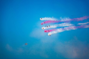 Açık mavi gökyüzü, Aero gösterisi sırasında gündüz