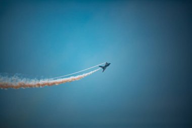 Açık mavi gökyüzü, Aero gösterisi sırasında gündüz