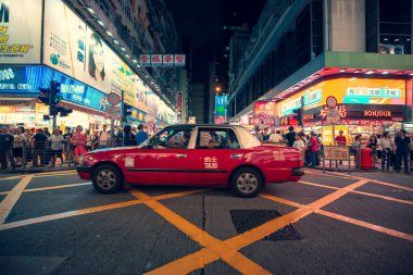 10 Ağustos 2017 - Tsim Sha Tsui, Hong Kong: İnsan kalabalığı ile sokak görmek
