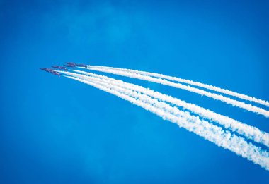 Açık mavi gökyüzü, Aero gösterisi sırasında gündüz
