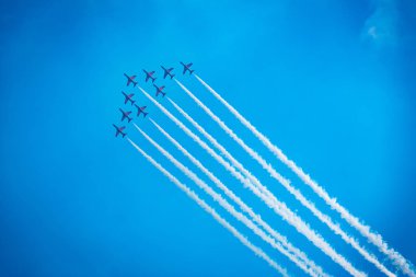 Açık mavi gökyüzü, Aero gösterisi sırasında gündüz