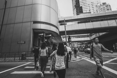 Siyah beyaz görüntü kalabalık Hong Kong sokakların 