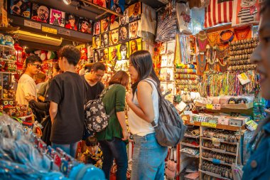 Stanley, Hong Kong - 04 Kasım 2018: ziyaret ettikleri Hong Kong Stanley Market görünümü ve ana cadde, turistler için gerekir-go yerlerden biri olmasıdır