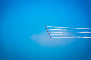Açık mavi gökyüzü, Aero gösterisi sırasında gündüz