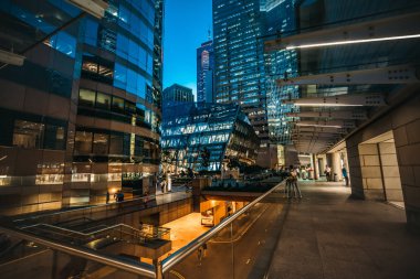 10 Ağustos 2017 - Tsim Sha Tsui, Hong Kong: Geceleri insan kalabalığı ile sokak görmek 