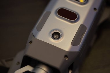 ahşap yüzeyde dronun görünümü kadar kapatın 