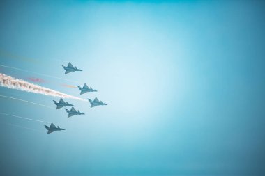 Açık mavi gökyüzü, Aero gösterisi sırasında gündüz