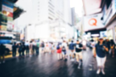 10 Ağustos 2017 - Tsim Sha Tsui, Hong Kong: İnsan kalabalığı ile sokak görmek 
