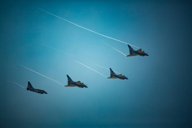 Açık mavi gökyüzü, Aero gösterisi sırasında gündüz