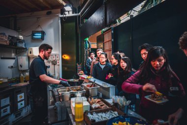 21 Ekim 2017 - Kings Cross Station, Londra: İç ve dış görünümü Kings Cross İstasyonu ve Londra, İngiltere'de alışveriş