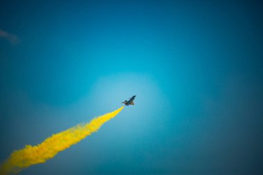 Açık mavi gökyüzü, Aero gösterisi sırasında gündüz