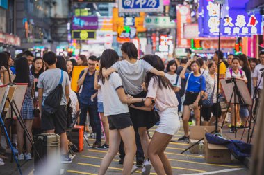 Evler ve dükkanlar, 19 Kasım, 2016 - Tsim Sha Tsui, Hong Kong ile kalabalık sokak 