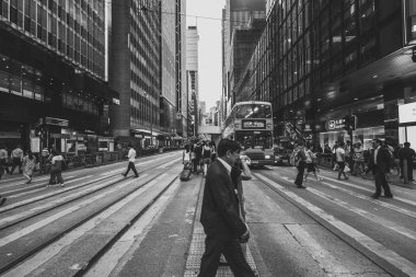Siyah beyaz görüntü kalabalık Hong Kong sokakların 