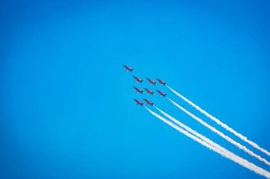Açık mavi gökyüzü, Aero gösterisi sırasında gündüz